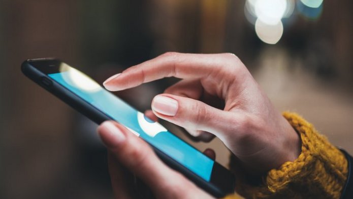 Osoba korzystająca z telefonu