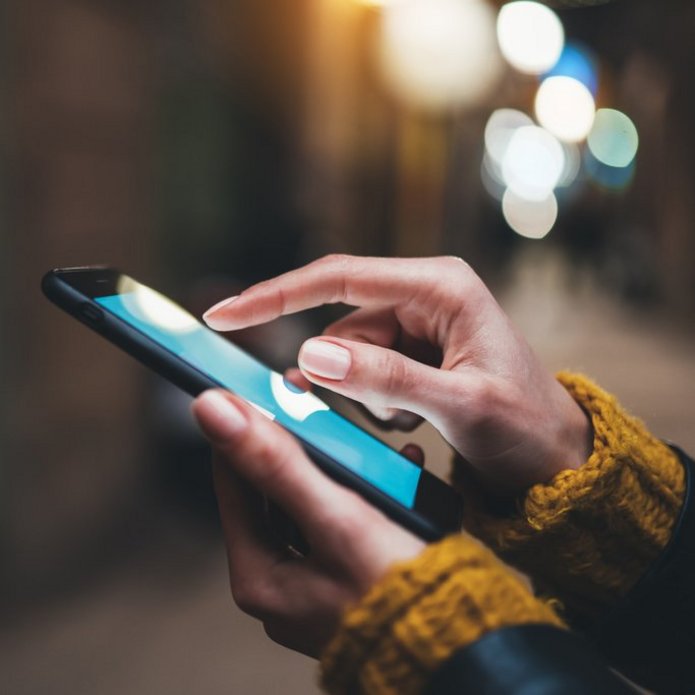 Osoba korzystająca z telefonu