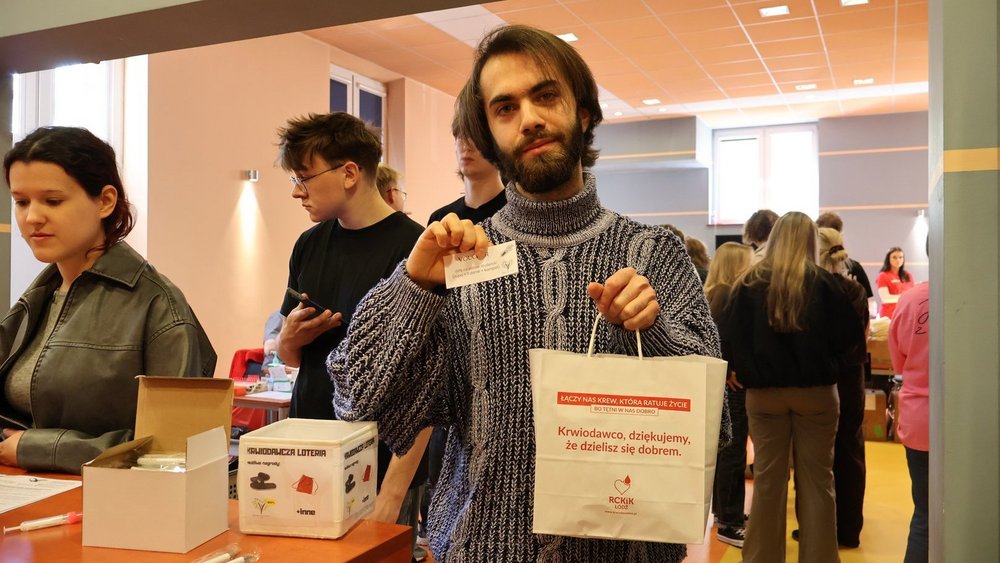 Osoba studiująca z pakietem za oddanie krwi