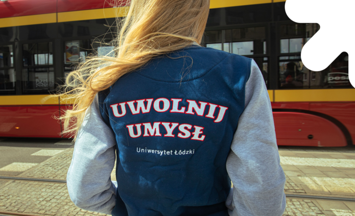 [Translate to English:] Kobieta w bluzie "Uwolnij Umysł"
