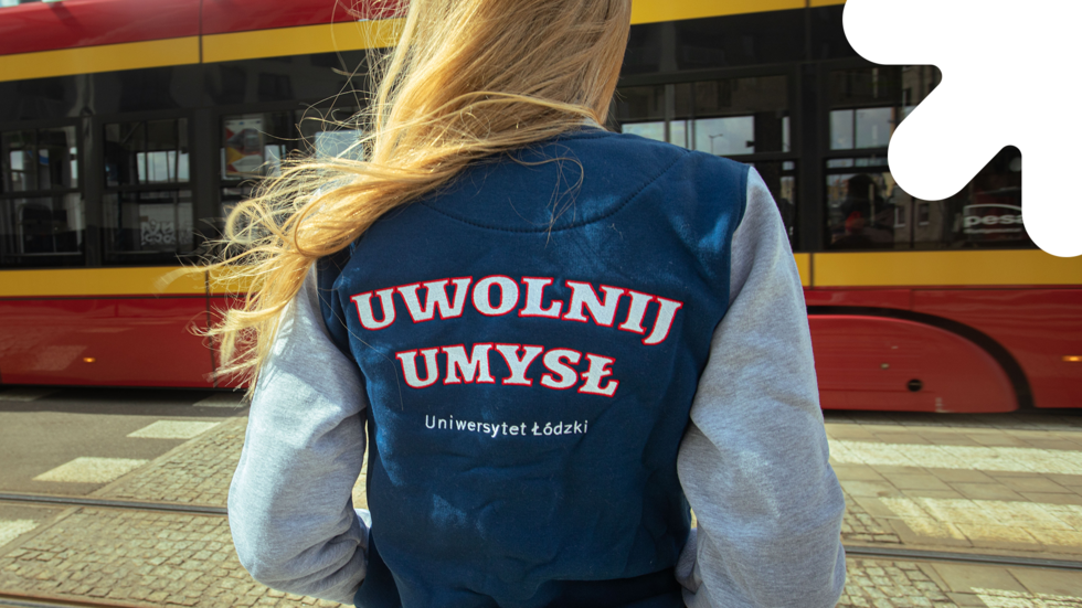 [Translate to English:] Kobieta w bluzie "Uwolnij Umysł"