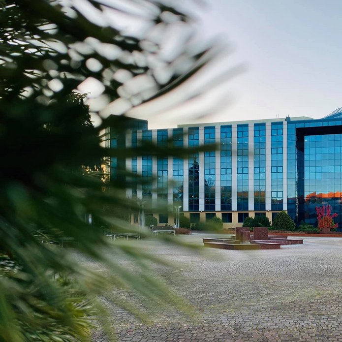 Budynek BUŁ, widoczna szklana elewacja