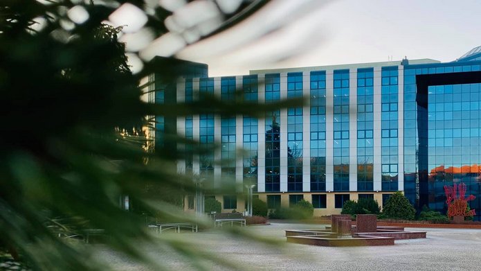 Budynek BUŁ, widoczna szklana elewacja