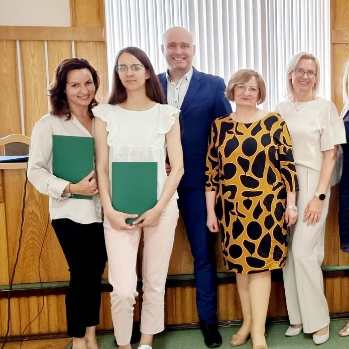 nagrodzona wraz z osobami wręczającymi dyplom