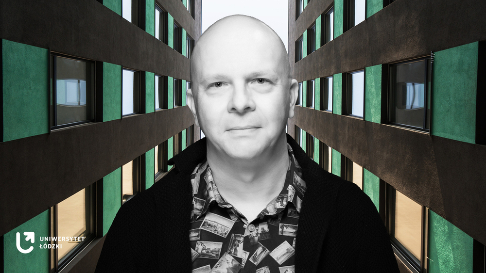 Portret dra Tomasza Napierały pomiędzy dwoma strzelistymi budynkami biurowymi Portret dra Tomasza Napierały pomiędzy dwoma strzelistymi budynkami biurowymi