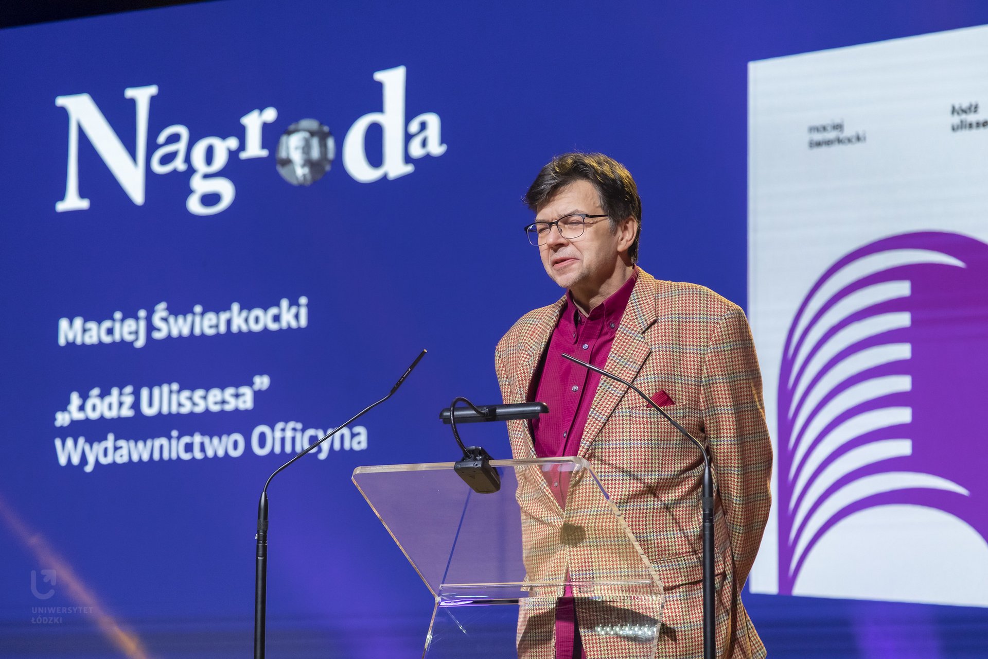 Meciej Świerkocki laureat nagrody przemawia na scenie 