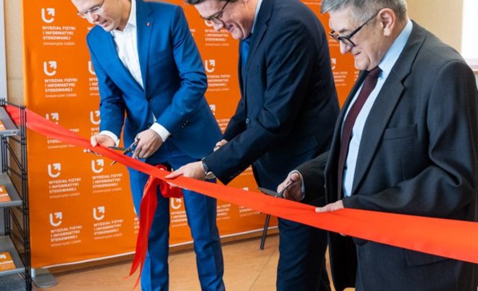 przecięcie czerwonej wstęgi otwierającej strefę relaksu kolejno przez od prawej: Paweł Maślanka, Tomasz Wolanowski, Adam Wieczorek