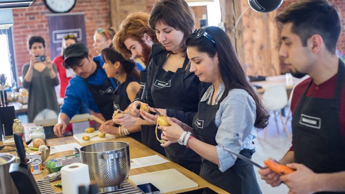 Gotująca grupa studentów