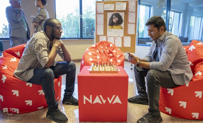 studenci grający w szachy przy Welcome Point