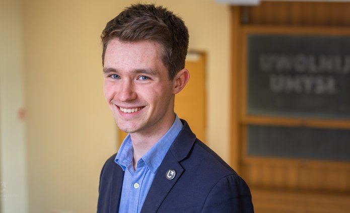 Uśmiechnięty młody student, absolwent programu Zdolny Uczeń - Świetny Student