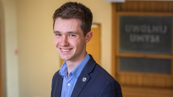 Uśmiechnięty młody student, absolwent programu Zdolny Uczeń - Świetny Student