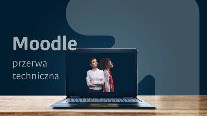 Na grafice widać otwarty laptop stojący na drewnianym blacie. Na ekranie komputera znajdują się dwie osoby – kobiety – zwrócone lekko bokiem, patrzące w górę. W tle dominuje ciemnoniebieski gradient z dużym napisem „Moodle” oraz mniejszym tekstem „przerwa techniczna”. Grafika promuje planowaną przerwę techniczną platformy Moodle.
