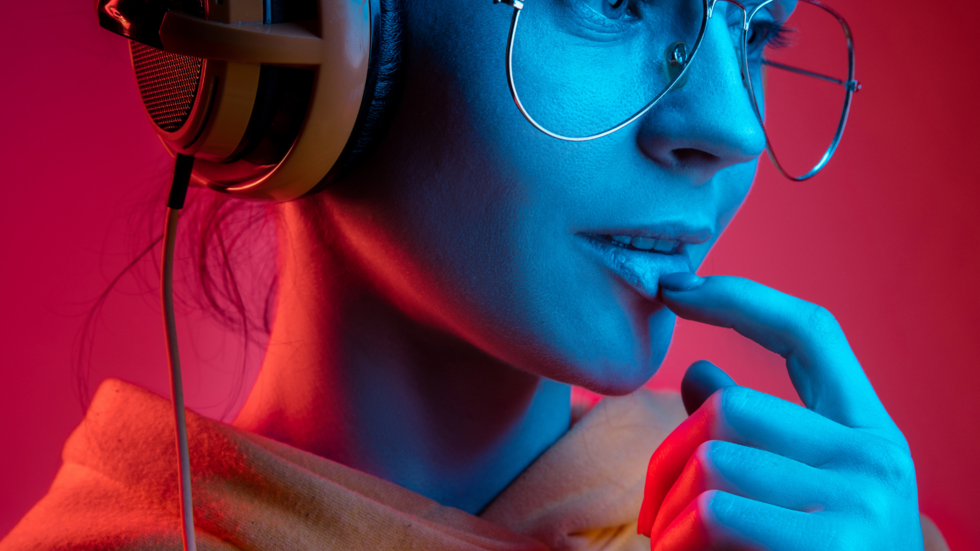 kolorowe zdjęcie utrzymane w futurystycznym klimacie przedstawiające młodą kobietę z półprofilu