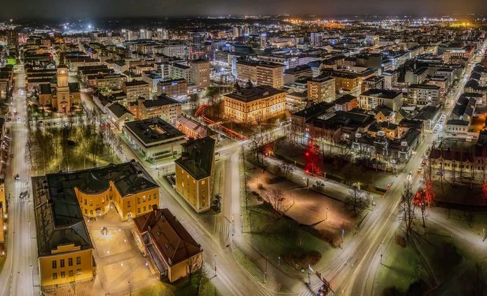 Oulu nocą z lotu ptaka