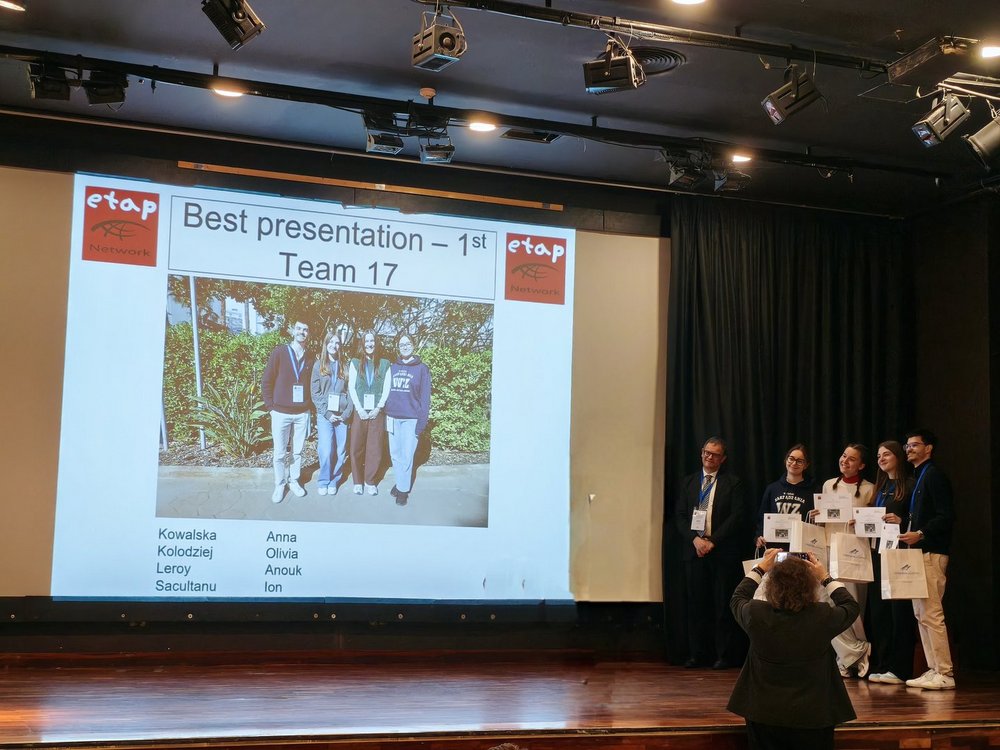 grupa studentów odbierająca nagrodę