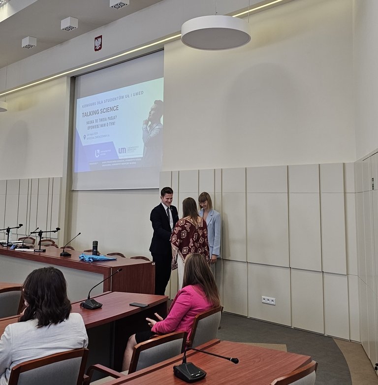 Karina Woźniak rozmawia z innymi prelegentami