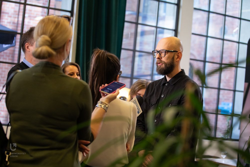 Maciej Andrzejewski podczas briefingu