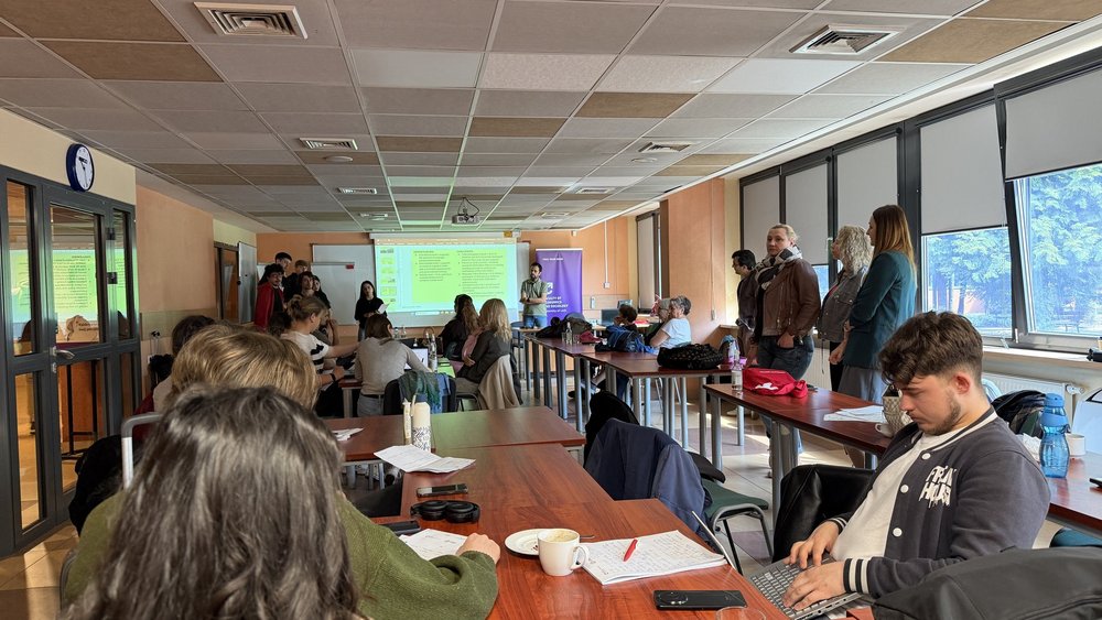 warsztaty podczas BIP, sala pełna pracujących młodych ludzi