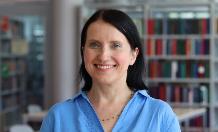 Szatynka w niebieskiej koszuli.