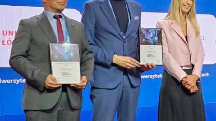Rektor UŁ odbiera nagrodę na konferencji LUMEN