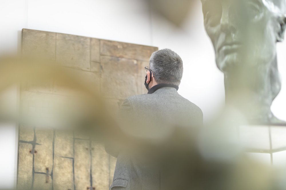 Mężczyzna oglądający prace Andrzeja Jocza