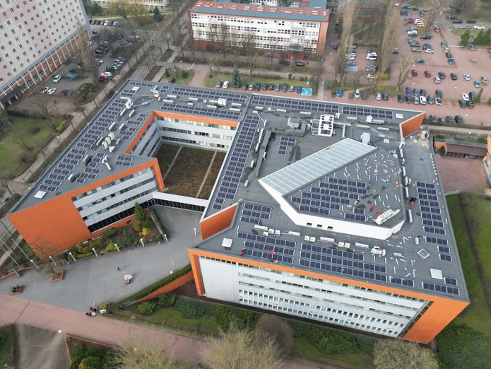 Budowa instalacji fotowoltaicznej na Wydziale Zarządznia UŁ