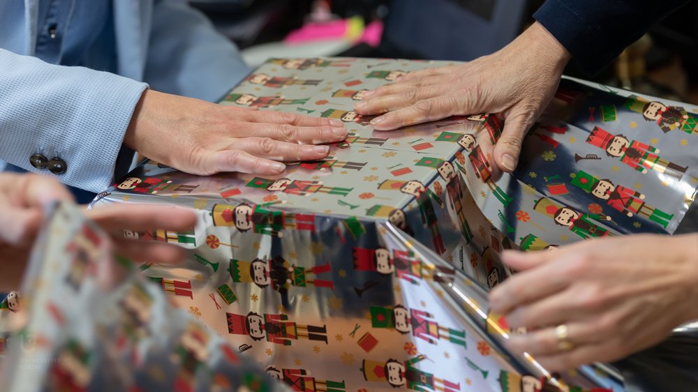 Pakowanie świątecznego prezent od UŁ 