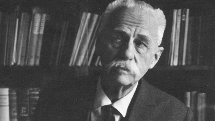 prof. Tadeusz Kotarbiński w swoim gabinecie