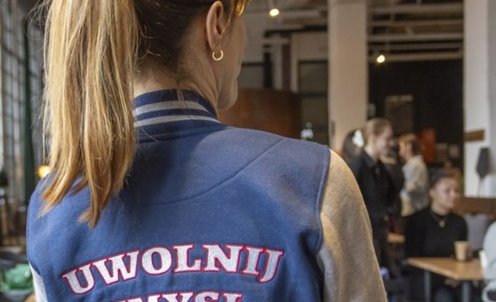 kobieta w bluzie z napisem Uwolnij umysł 