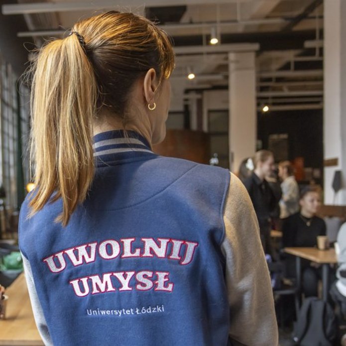 kobieta w bluzie z napisem Uwolnij umysł 