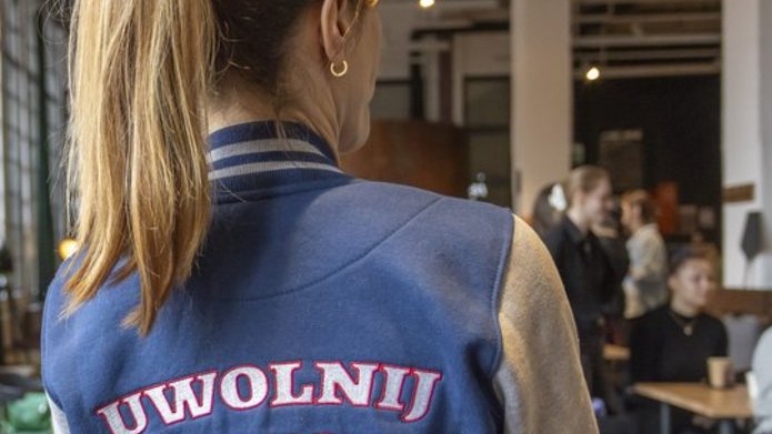 kobieta w bluzie z napisem Uwolnij umysł