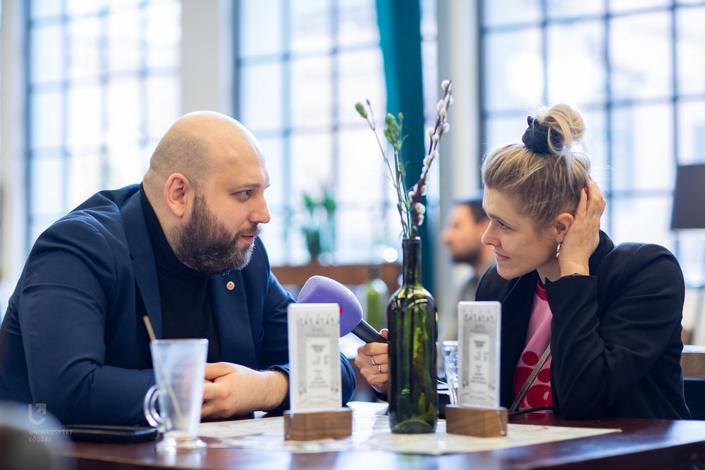 dr Paweł Stępień podczas rozmowy z dziennikarką