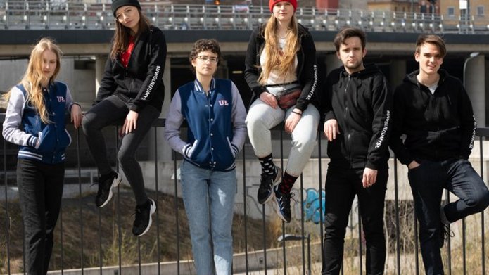 grupa studentów na tle kominów