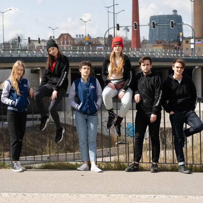 grupa studentów na tle kominów