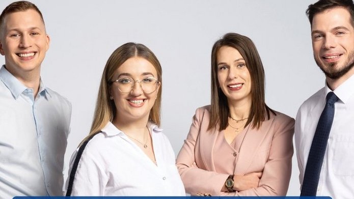 Grafika promująca rekrutację do Krajowej Szkoły Administracji Publicznej (KSAP). Na jasnym tle stoją cztery osoby ubrane w stylu biznesowym i półformalnym, zwrócone w stronę odbiorcy. W górnej części znajduje się hasło: „Zmieniaj Państwo”. Pośrodku, na granatowym polu tekstowym, umieszczono komunikat zachęcający do udziału w rekrutacji do KSAP oraz informację, że absolwentki i absolwenci rozwijają kariery m.in. w ministerstwach, urzędach centralnych, ambasadach i instytucjach międzynarodowych. W dolnej części podano termin naboru: od 4 maja do 24 lipca 2026 r. W lewym górnym rogu widoczne jest logo KSAP. Całość utrzymana jest w profesjonalnym i nowoczesnym charakterze, podkreślającym rozwój kariery w administracji publicznej.
