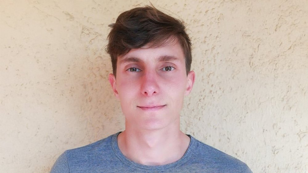 Mężczyzna w niebieskim t-shircie