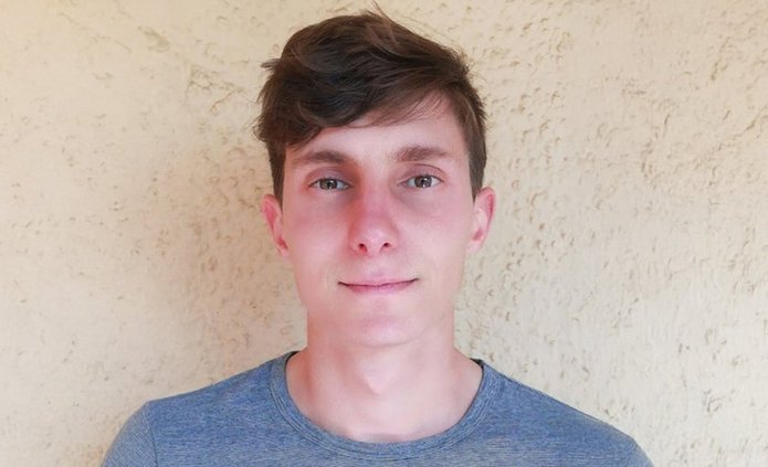 Mężczyzna w niebieskim t-shircie