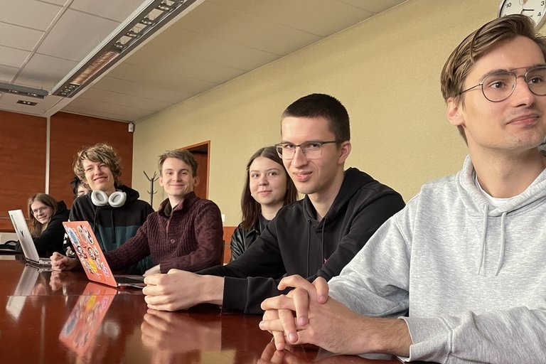 studenci siedzący przy stole