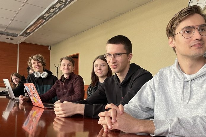 studenci siedzący przy stole