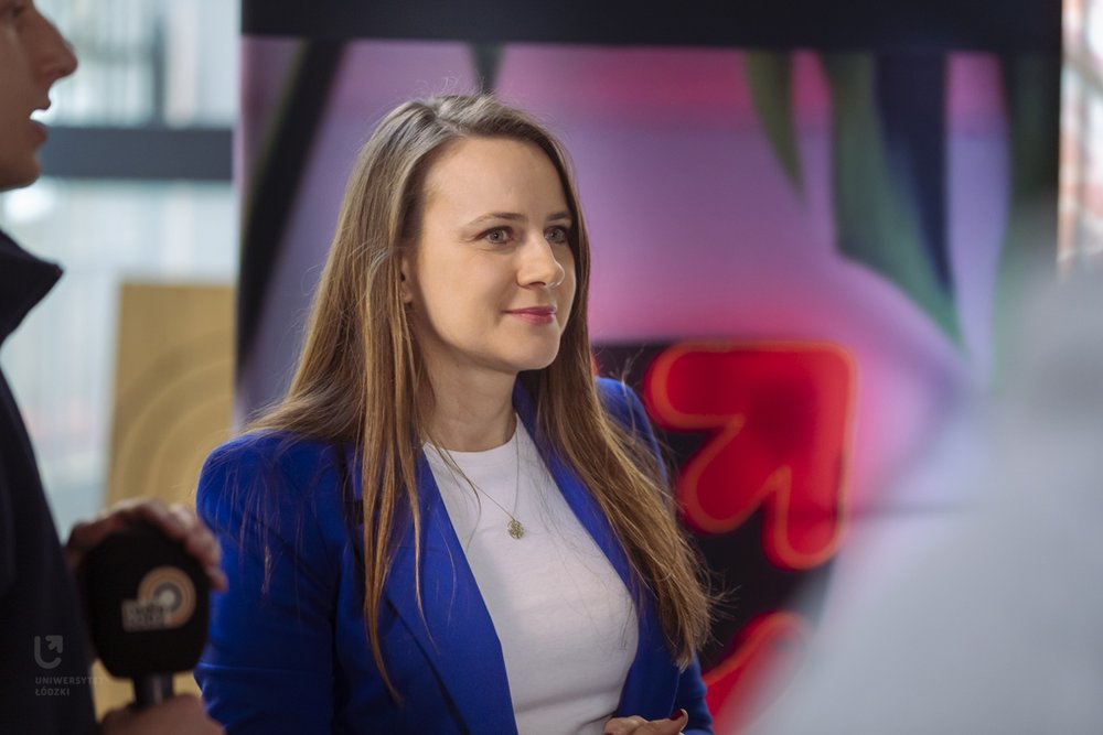 Rzecznik prasowa UŁ, Iwona Ptaszek-Zielińska, podczas briefingu prasowego