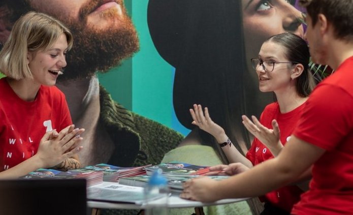 trójka studentów rozmawia 