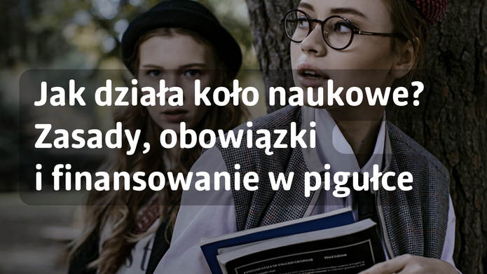 Grafika informacyjna z dużym, białym napisem: „Jak działa koło naukowe? Zasady, obowiązki i finansowanie w pigułce” umieszczonym na półprzezroczystym, ciemnym tle. W tle widoczne są dwie młode kobiety stojące przy drzewie w plenerze. Jedna z nich, w okularach, trzyma książki i patrzy w bok, druga stoi nieco za nią. Całość utrzymana jest w stonowanej kolorystyce z rozmytym tłem przyrody.