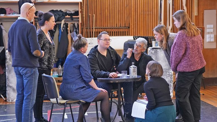 kadr z próby teatralnej z udziałem tłumaczy