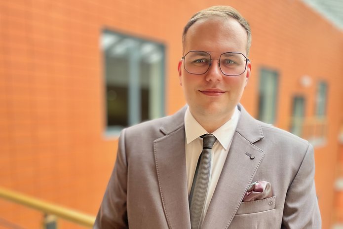 dr Paweł Łuczak na tle WZ UŁ