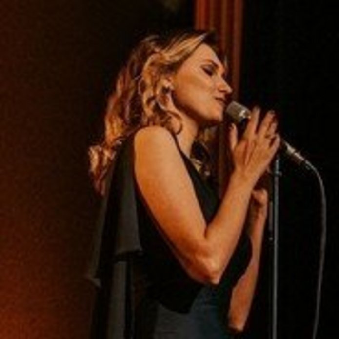 Wokalistka Joanna Aleksandrowicz na scenie