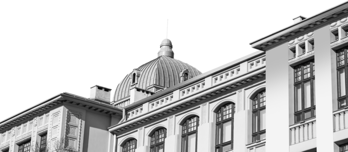 czarno-białe ujęcie Rektoratu UŁ widok na dach