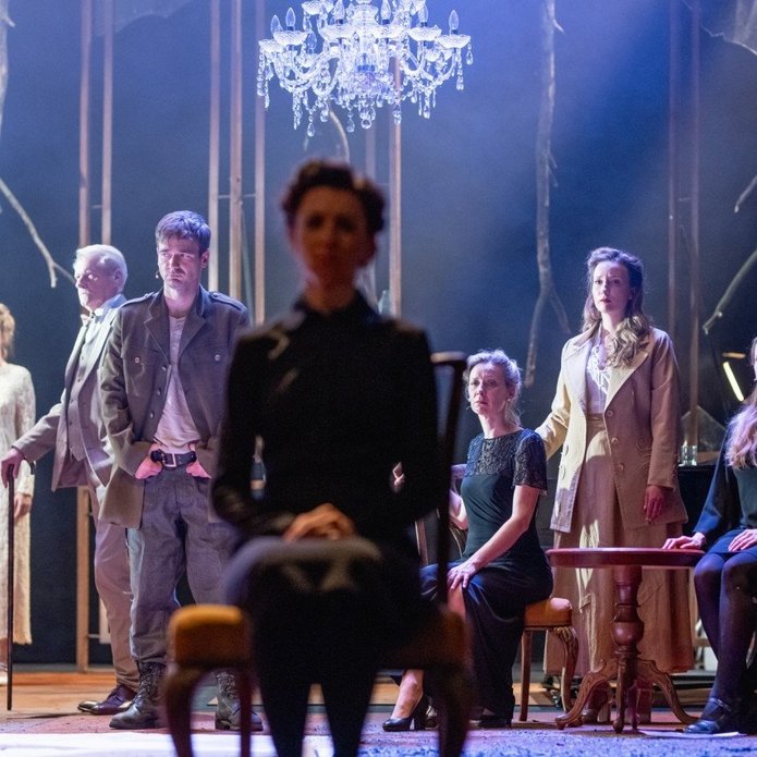 Zdjęcie ze spektaklu "Biedermannowie" w Teatrze Powszechnym