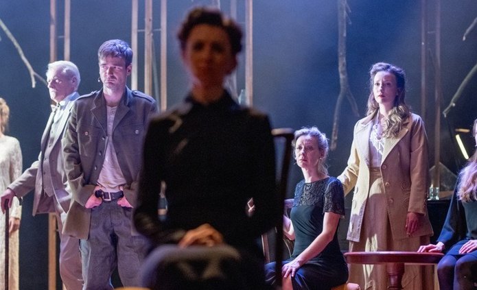 Zdjęcie ze spektaklu "Biedermannowie" w Teatrze Powszechnym