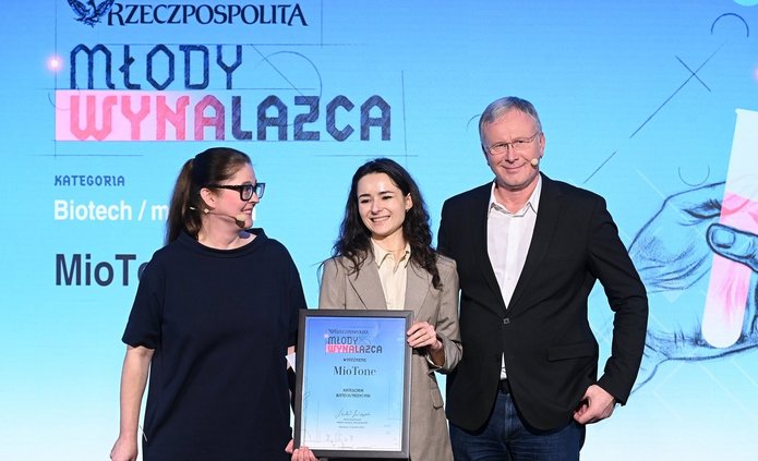 inż. Kamila Samolej collecting the Award
