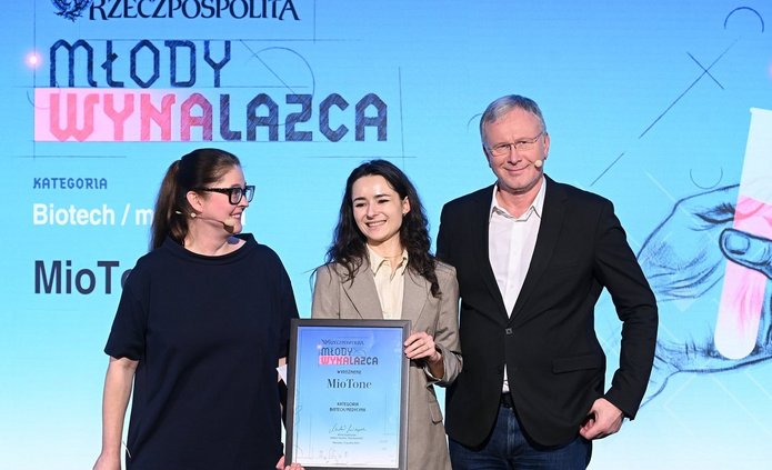 inż. Kamila Samolej podczas odbierania nagrody